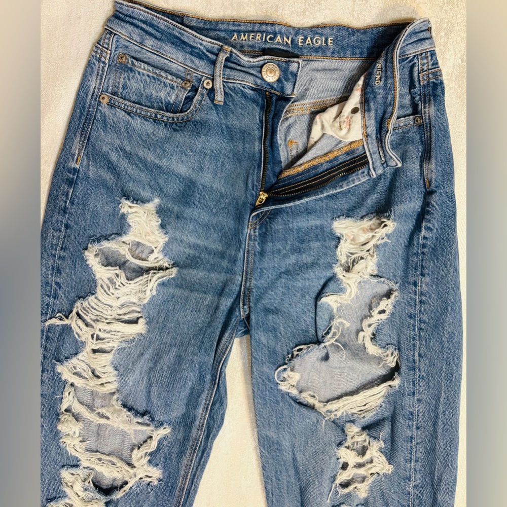 American Eagle Outfitters Relaxed Blue Ripped Jeans